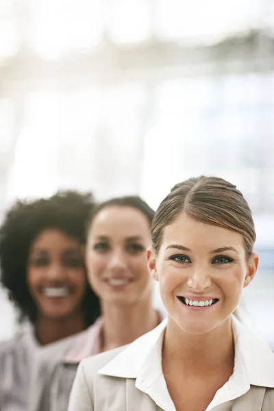 Biznesmeni Zarządzanie Twarzą Kobietą Zespołem Portrecie Uśmiech Profesjonalnej Współpracy Przestrzeni — Zdjęcie stockowe