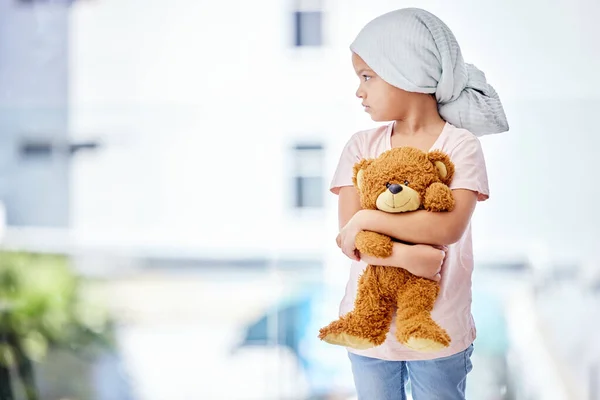 Krankenschwester Teddybär Und Kinderkrebspatientin Die Ihr Spielzeug Zur Unterstützung Oder — Stockfoto