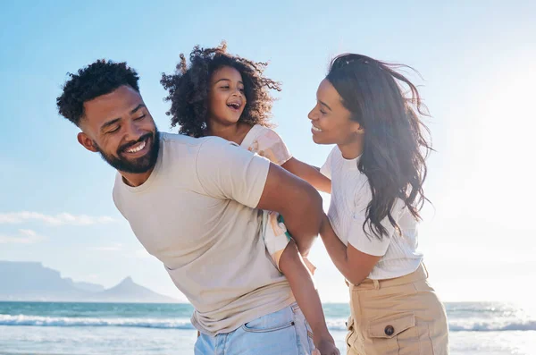 Lycklig Familj Resor Och Föräldrar Med Ett Barn Stranden Glada — Stockfoto