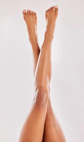 Mujer Piernas Pies Con Belleza Cuidado Piel Depilación Pedicura Aislados — Foto de Stock