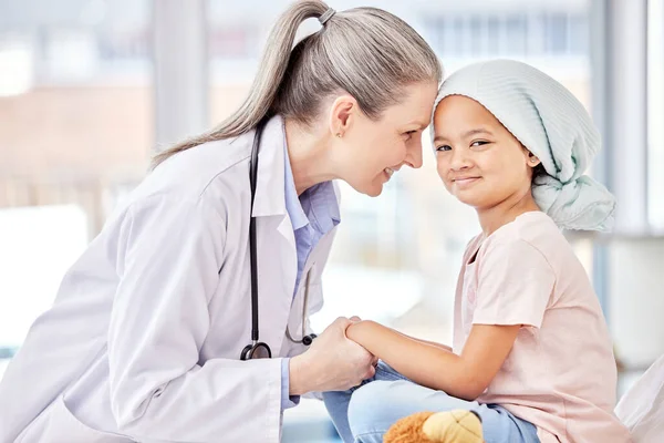 Lächeln Kinderarzt Und Kind Händchen Haltend Kinderkrankenhaus Gesundheit Und Unterstützung — Stockfoto