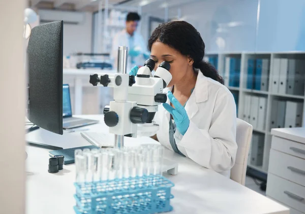 Nauka Badania Mikroskop Kobietą Pracującą Laboratorium Badań Lub Innowacji Opieka — Zdjęcie stockowe