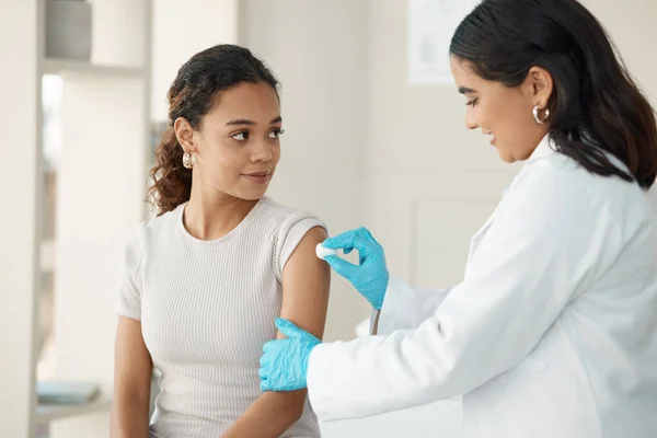 Paciente Consulta Algodão Com Médico Para Vacina Para Bem Estar — Fotografia de Stock