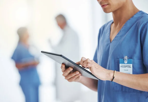 Hombre Manos Enfermera Con Tableta Para Investigación Telesalud Atención Médica — Foto de Stock
