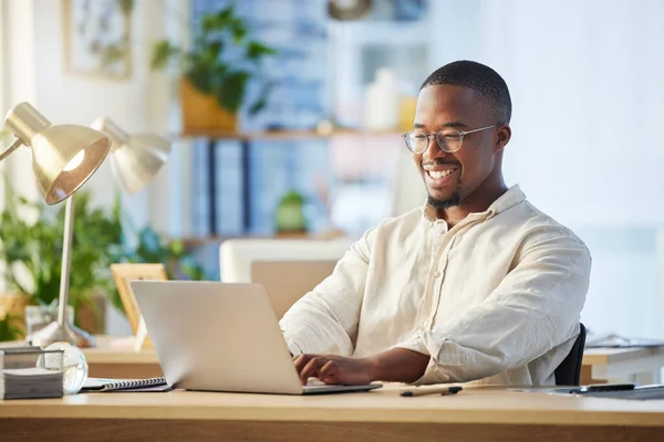 Dizüstü Bilgisayar Siyahi Adam Daktilo Yazar Ofis Işyerindeki Web Projesinde — Stok fotoğraf