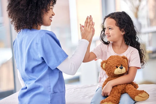 High Five Verpleegster Kind Bed Het Ziekenhuis Voor Kinderen Gezondheid — Stockfoto