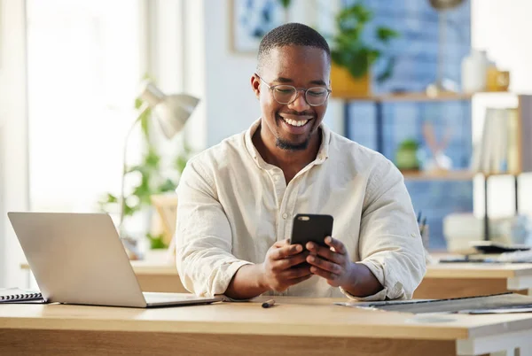Hombre Negocios Africano Mensajes Texto Teléfono Oficina Con Sonrisa Conexión — Foto de Stock
