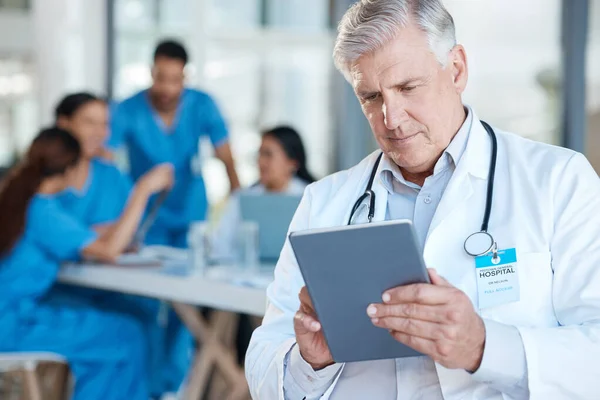 Möte Läkare Och Senior Man Med Tablett För Medicinsk Analys — Stockfoto