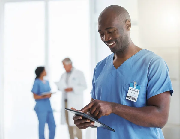 Sorria Negro Enfermeiro Com Tablet Hospital Para Pesquisa Telessaúde Saúde — Fotografia de Stock