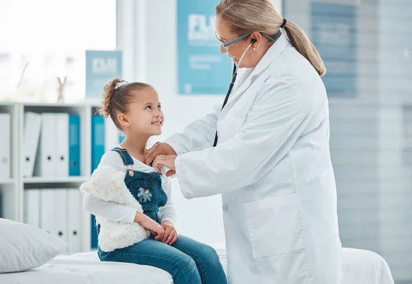 Egészség Wellness Orvosi Vizsgálat Gyermekbeteggel Konzultáció Sztetoszkóppal Egy Klinikán Kardiológia — Stock Fotó