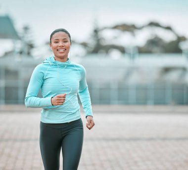 Portre, şehir veya siyahi kadın koşuyor, kulaklık, sağlık veya kardiyo ile egzersiz veya egzersiz yapıyor. Yüz, kadın ya da koşucu motivasyonu olan, spor hedefi olan ya da sağlık, açık hava ya da spor yapan.