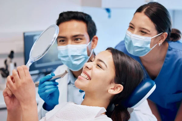 歯のホワイトニング サービスと歯科ケアのための協議の笑顔で歯科医 鏡と女性 口腔衛生 健康と洗浄のための歯科矯正医と女性患者 — ストック写真