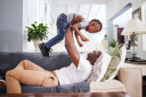 Zwarte Familie Vliegtuig Vader Met Zoon Een Bank Met Liefde — Stockfoto