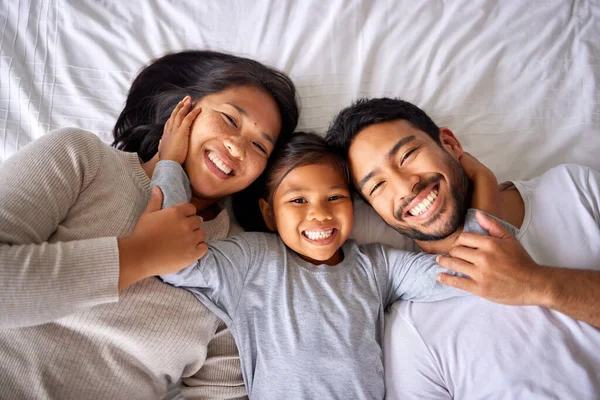 Yukardan Gelen Mutluluk Sevgi Aile Portresi Gülümseme Evlerinde Birbirlerine Bağlanma — Stok fotoğraf