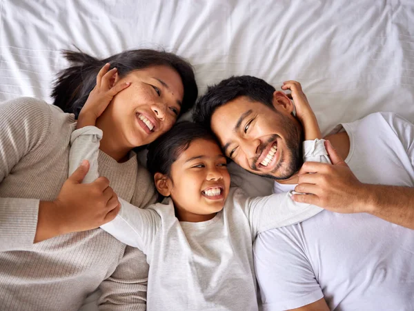 Láska Tvář Rodina Posteli Shora Šťastní Usmívají Sbližují Svém Domově — Stock fotografie