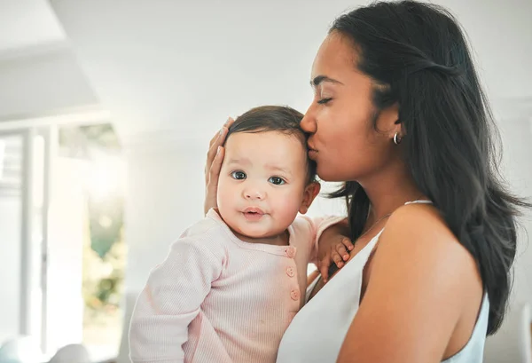 Madre Sosteniendo Bebé Besándose Una Casa Familiar Por Amor Seguridad — Foto de Stock