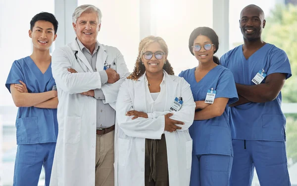 Retrato Liderança Sorriso Médicos Com Braços Cruzados Juntos Hospital Cara — Fotografia de Stock