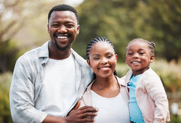 Szczęśliwy Portret Czarna Rodzina Świeżym Powietrzu Przytulanie Więź Parku Kochający — Zdjęcie stockowe