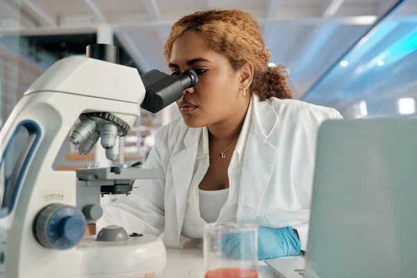Nauka Opieka Zdrowotna Mikroskop Kobietą Pracującą Laboratorium Badawczym Lub Innowacyjnym — Zdjęcie stockowe
