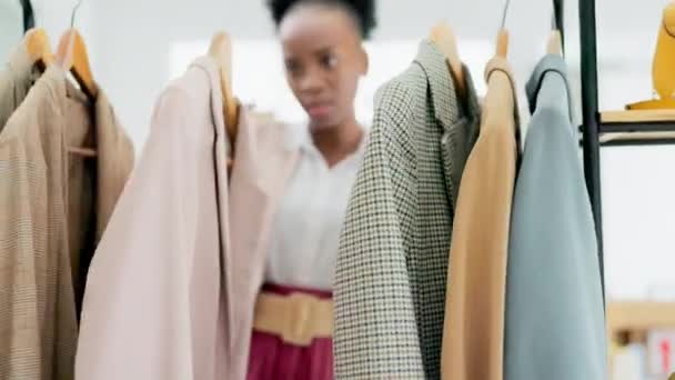 黑人妇女 服装流通领域的时尚和检查 或零售仓库的小企业 快乐的非洲裔美国女服装设计师从库存中寻找质量保障 — 图库视频影像
