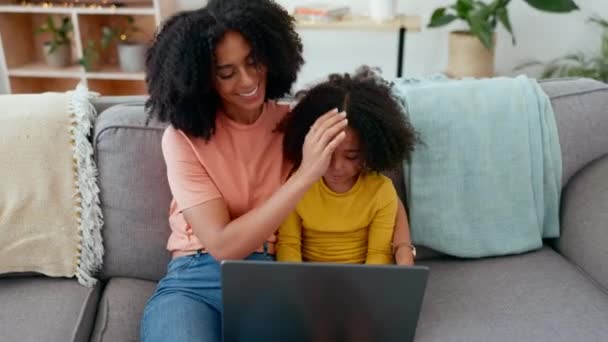 自宅のリビングルームでソファの上にノートパソコンを入力する学習 母親と女の子 ケアと結合 コンピュータ 家庭教育 幸せなママは子供や子供に学習やホームスクールを入力する方法 — ストック動画