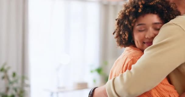 Sarılma Kucaklaşan Bir Çift Oturma Odasında Rahatlık Sevgiyle Mutluluk Ilgi — Stok video