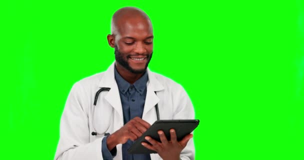 背景のモックアップに隔離されたスタジオの緑の画面上のタブレット研究 医師と黒人男性 医療専門家 技術と幸せな人やオンライン医療やテレヘルスと外科医 — ストック動画