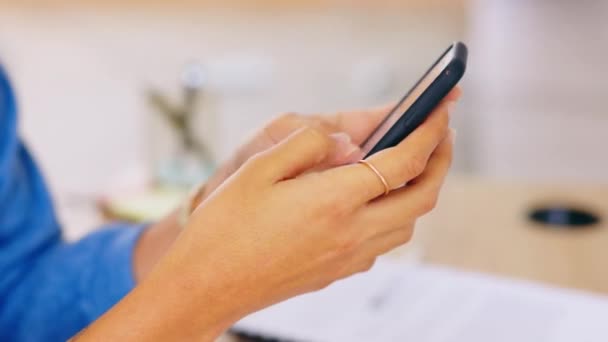 Fecho Telefone Mulher Mão Aplicativo Mídia Social Mensagens Texto Uma — Vídeo de Stock