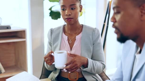 Birliği Toplantı Planlama Ofiste Siyahi Bir Kadınla Arkadaşıyla Konuşuyor Şirket — Stok video