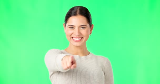 Cara Apontando Para Você Mulher Com Tela Verde Inspiração Sorriso — Vídeo de Stock
