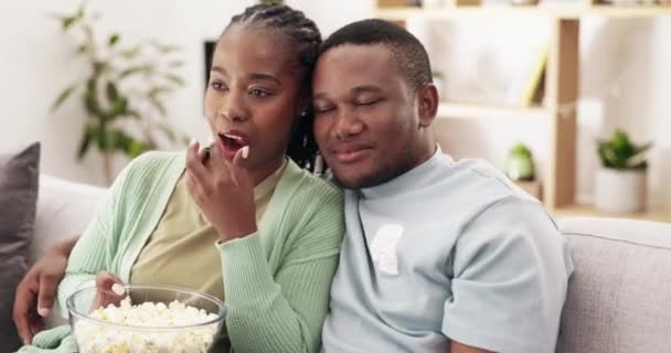 Popcorn Télécommande Couple Regardant Télévision Sur Canapé Heureux Lien Dans — Video