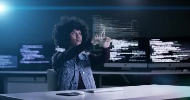 Kvinde Programmering Instrumentbræt Hologram Natten Computer Eller Kodning Software Ansøgning – Stock-video