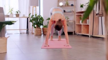 Kadın, Zen egzersizi için yoga, manevi sağlık veya evdeki oturma odasında paspasın üzerinde kobra pozu. Dişi yogi gevşetiyor, esniyor ya da pilates yapıyor kemer, egzersiz ya da zihinsel refah için..