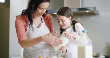 Yemek pişirme, aile ve bir anne kızına çocuk gelişimi için mutfakta yemek yapmayı öğretiyor. Bir kızın annesinden tatlı yemek hazırlığını öğrendiği fırın, çocuklar ve malzemeler..