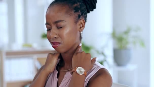 Dor Pescoço Massagem Mulher Negra Escritório Com Problema Problema Fadiga — Vídeo de Stock