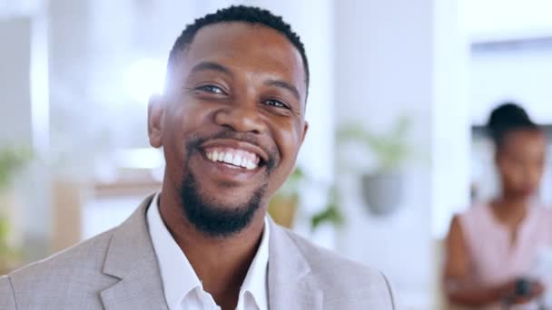 Afrikansk Affärsman Ansikte Och Leende Ämbetet Med Självförtroende Motivation Och — Stockvideo