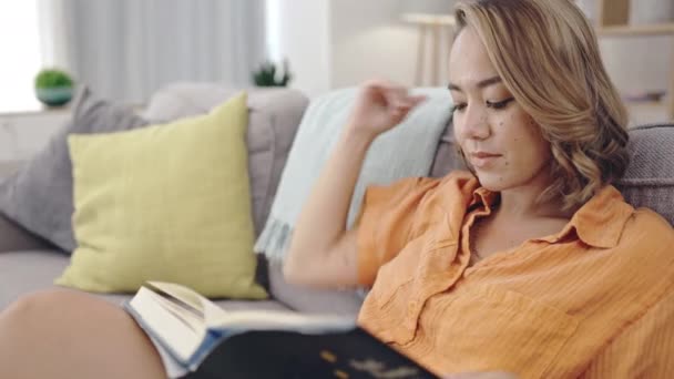 Žena Víra Bible Čtení Obývacím Pokoji Pro Studium Náboženství Zaměření — Stock video