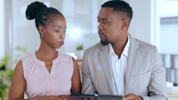 Ideas Tableta Discusión Hombre Mujer Negros Con Visión Propuesta Revisión — Vídeos de Stock
