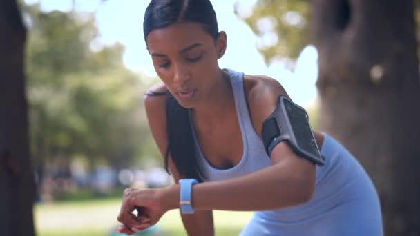 Bieganie Kobieta Sprawdzić Inteligentny Zegarek Zewnątrz Czas Tętno Lub Fitness — Wideo stockowe