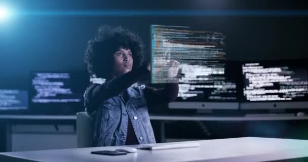 オフィスでのソフトウェアアプリケーションのためのコンピュータダッシュボード上の夜の女性 プログラミングやコーディングのホログラム 仮想コードアプリ 職場のサイバーセキュリティのUiまたはUxで遅く働く女性プログラマー — ストック動画