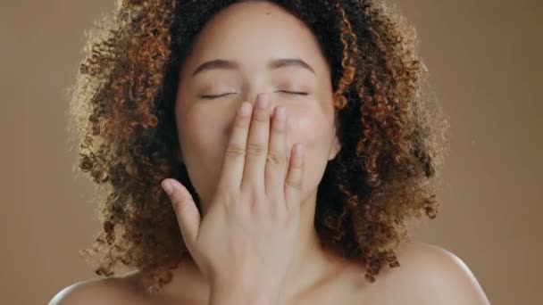 Kus Blazen Flirten Gezicht Van Zwarte Vrouw Studio Voor Lichaamsverzorging — Stockvideo