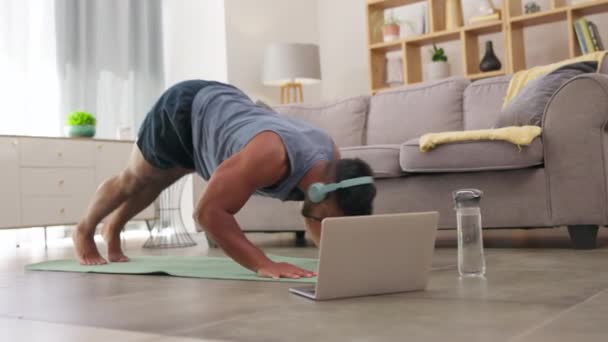 Jóga Klid Muž Který Medituje Notebooku Pro Relaxaci Cvičení Bdělost — Stock video