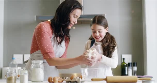Asse Família Uma Mãe Com Sua Filha Aprendendo Sobre Cozinhar — Vídeo de Stock