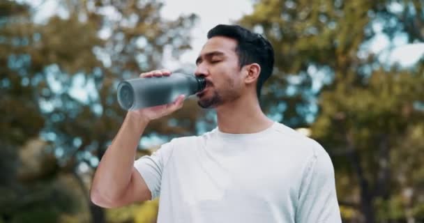 Entrenar Salud Naturaleza Hombre Beber Agua Para Hidratación Sed Deportiva — Vídeo de stock
