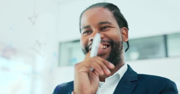 オフィスでの解決策 計画および戦略のためのガラスによって笑顔で思考 執筆およびビジネス黒人男性 プレゼンテーション アイデアのための企業 生産性と満足男性の書き込みノート — ストック動画
