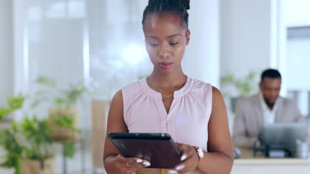 オフィスでの計画のためのマーケティング スケジュールや研究に黒人女性 タブレットやビジネスの焦点 職場での提案や設計戦略のための技術に取り組む深刻なアフリカの女性従業員 — ストック動画