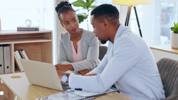 ビジネス 黒人男性と女性の話 ラップトップまたは新しいシステム プロセスまたは更新ソフトウェアを説明します 職場の従業員 男性管理者または女性労働者 会社のウェブサイトのディスカッションやブレインストーミング — ストック動画