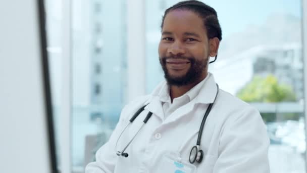 Doutor Homem Negro Rosto Sorriso Mesa Com Orgulho Sucesso Confiança — Vídeo de Stock