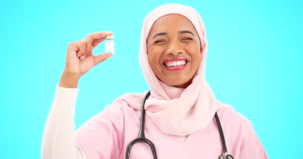 Perawat Kesehatan Dan Vaksin Dengan Seorang Wanita Muslim Dengan Latar — Stok Video
