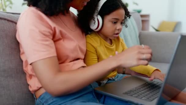 Criança Mãe Fones Ouvido Com Laptop Para Aprendizagem Educação Line — Vídeo de Stock